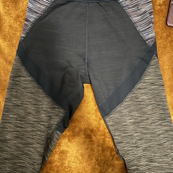 Condition: Excellent Used | Size: Large | Abercrombie & Fitch Active Leggings - Picture 3 of 4